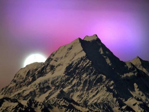 Visuel de l'exposition "Cette île est la dernière sur la Seine avant la mer", représentant une montagne devant un fond de ciel aux nuances de violet.