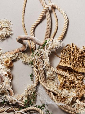 Visuel de l'exposition "Entrelacs" montrant une photo de cordes, bois, lierre et bijous entremêlés
