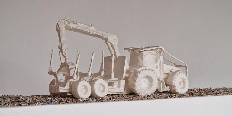 Œuvre de Claire Lebreton représentant un tracteur