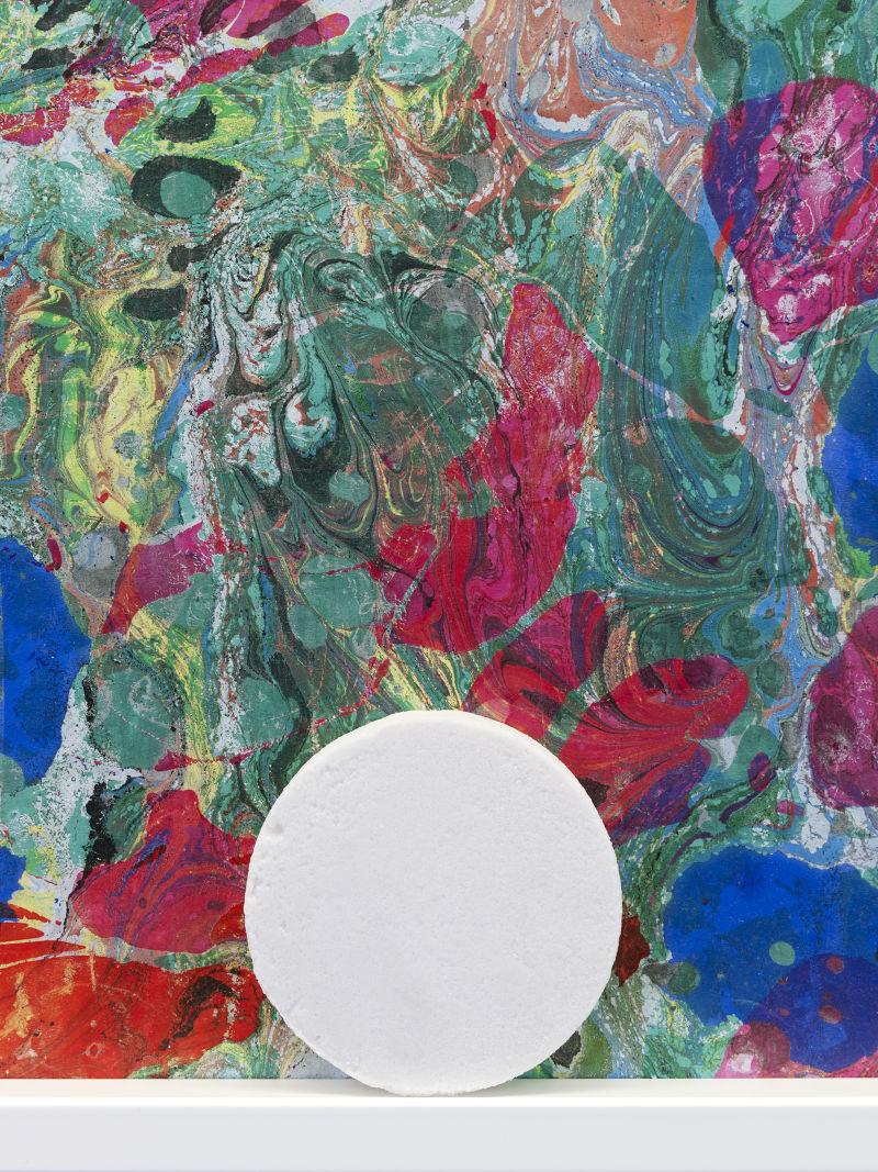 Visuel de cette exposition sans titre représentant une surface bariolée de couleurs, un gros rond blanc situé en bas.