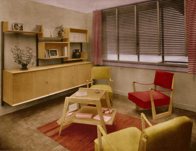 Visuel de l'exposition "Espace de vie : espace d’art ?" représentant un salon aux couleurs dominantes de rouge et boisées.