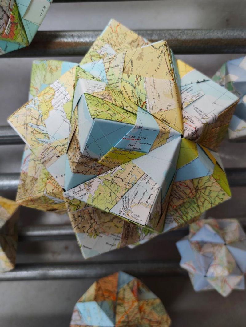 Visuel de l'exposition "L'endscape" représentant des origamis réalisés avec des cartes IGN.