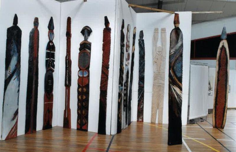 Visuel de l'exposition "Dernières Sculptures" qui représente de très grands personnages stylisés exposés devant un mur blanc.